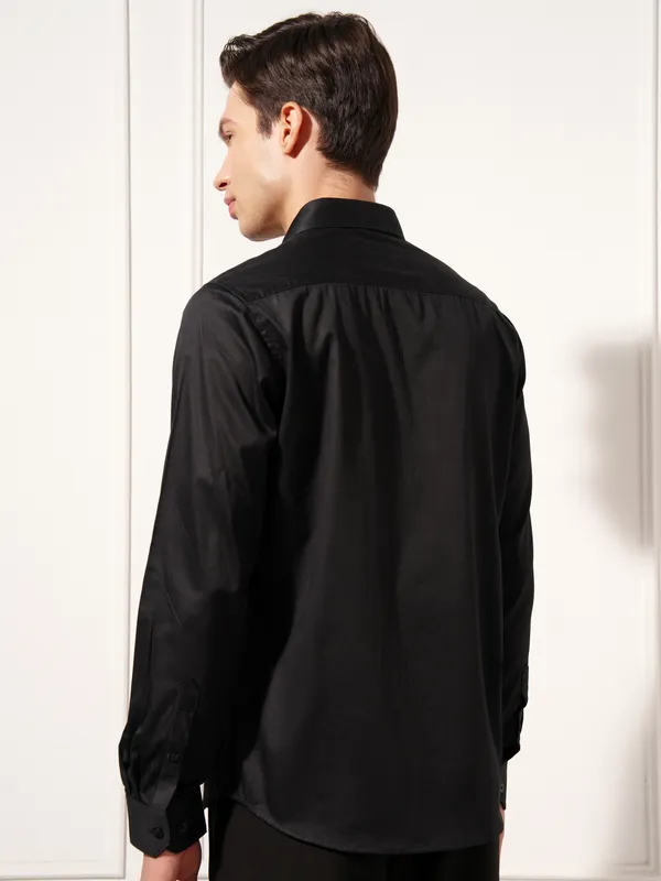 Highlander Men Black Solid Slim Fit Casual Shirt