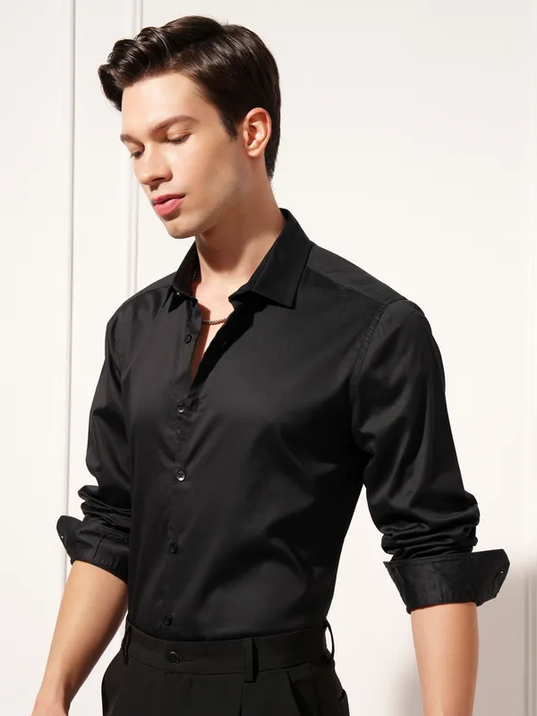 Highlander Men Black Solid Slim Fit Casual Shirt