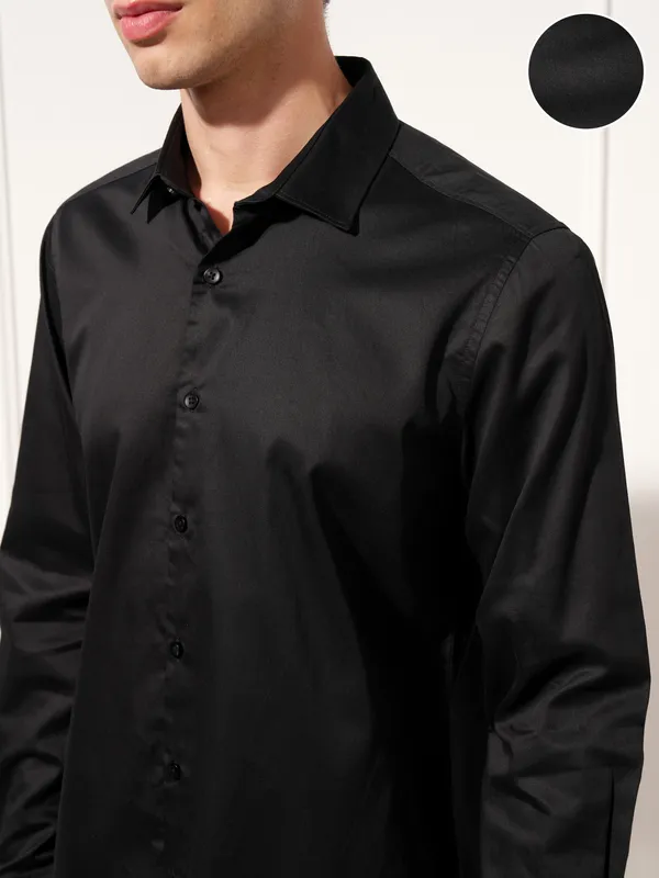Highlander Men Black Solid Slim Fit Casual Shirt