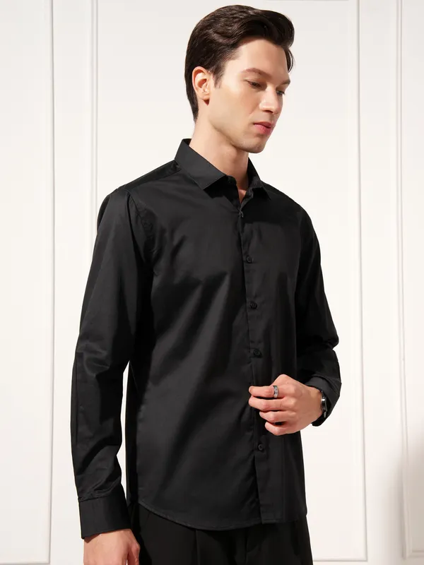 Highlander Men Black Solid Slim Fit Casual Shirt