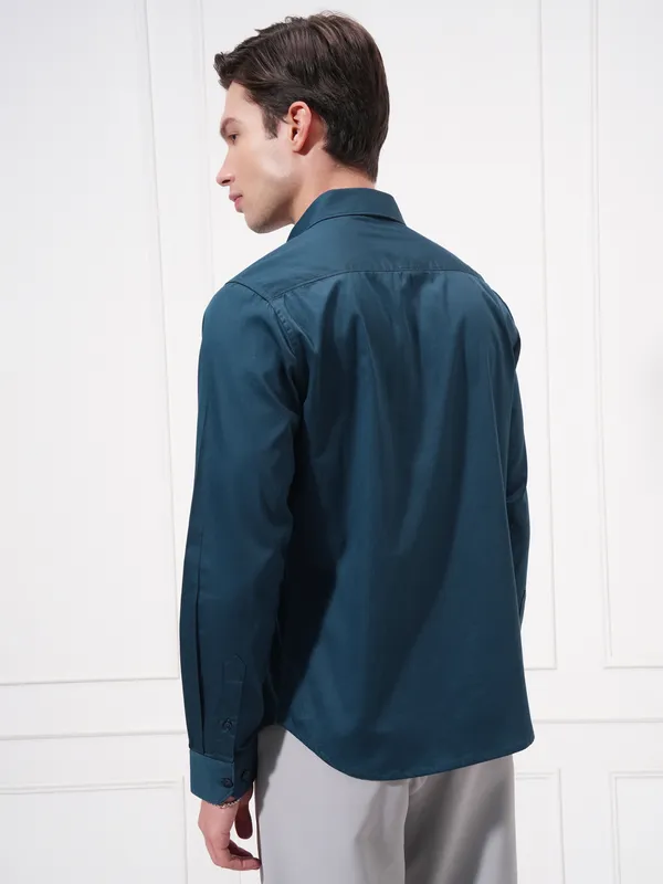 Highlander Men Teal Solid Slim Fit Casual Shirt