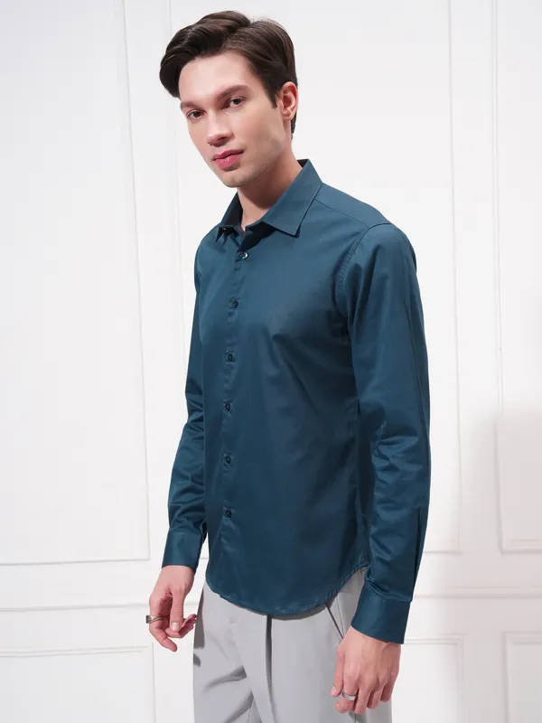 Highlander Men Teal Solid Slim Fit Casual Shirt