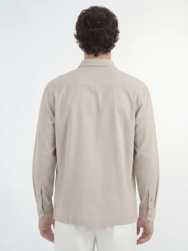 Highlander Men Cream Solid Relaxed Fit Casual Shirt