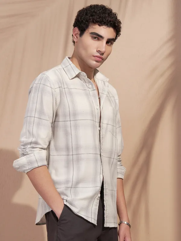 Highlander Men Off White Checked Regular Fit Casual Shirt