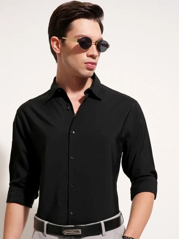 Highlander Men Black Solid Slim Fit Casual Shirt