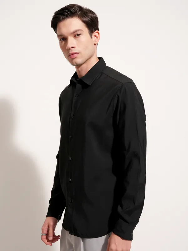 Highlander Men Black Solid Slim Fit Casual Shirt
