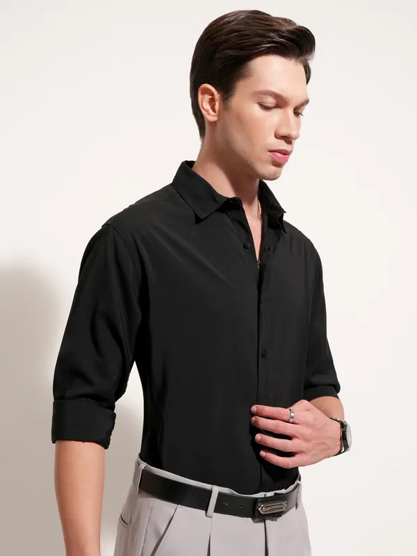Highlander Men Black Solid Slim Fit Casual Shirt