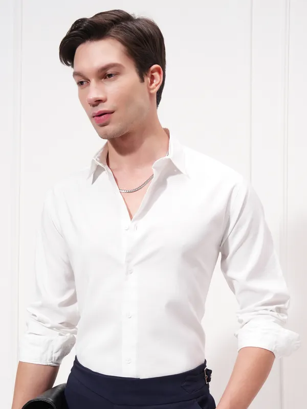 Highlander Men White Solid Slim Fit Casual Shirt