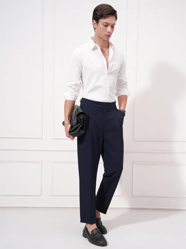 Highlander Men White Solid Slim Fit Casual Shirt