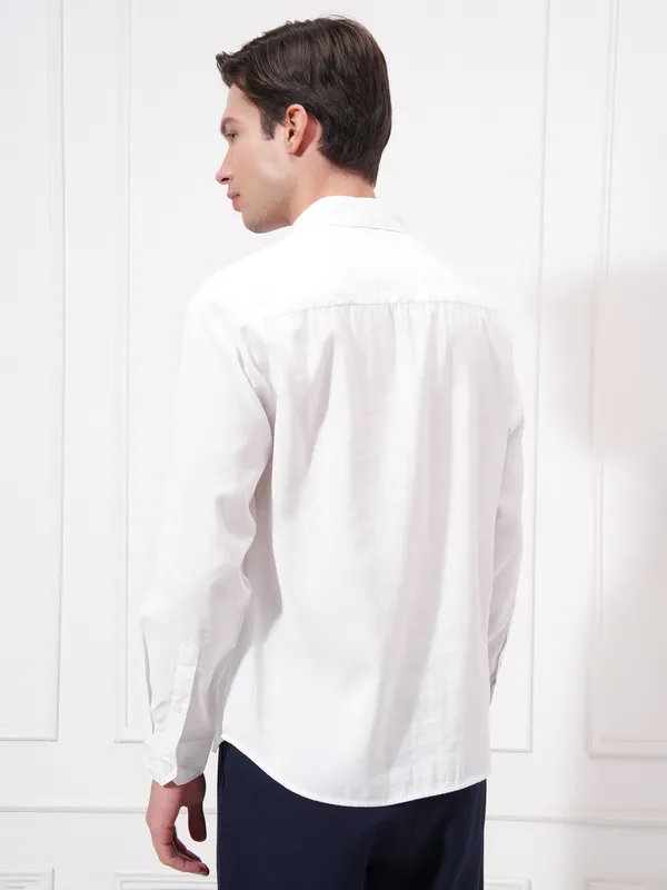 Highlander Men White Solid Slim Fit Casual Shirt