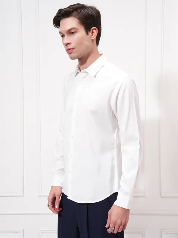 Highlander Men White Solid Slim Fit Casual Shirt