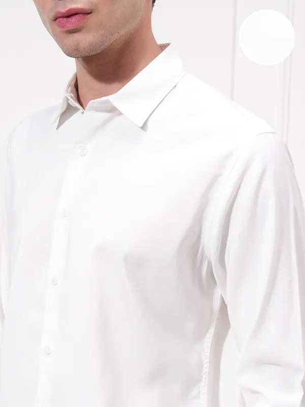 Highlander Men White Solid Slim Fit Casual Shirt