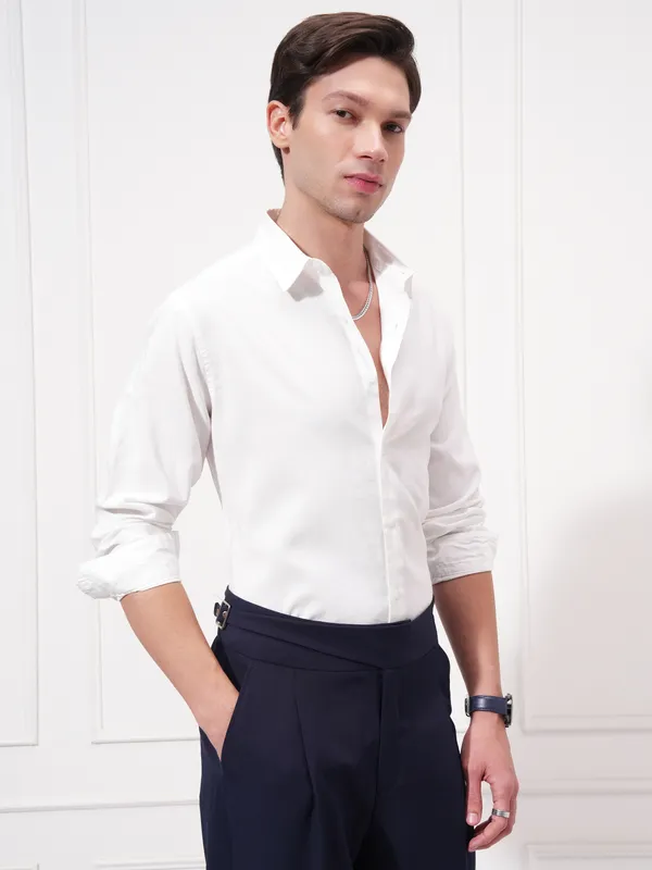 Highlander Men White Solid Slim Fit Casual Shirt