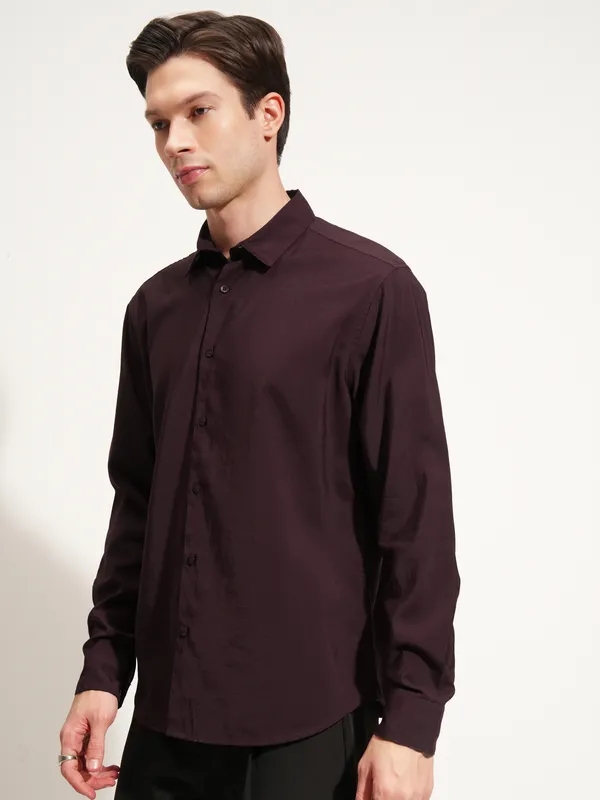 Highlander Men Purple Solid Slim Fit Casual Shirt