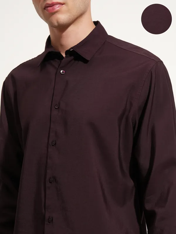 Highlander Men Purple Solid Slim Fit Casual Shirt