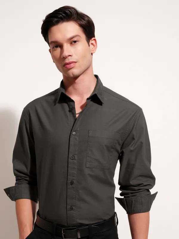 Highlander Men Charcoal Solid Relaxed Fit Casual Shirt