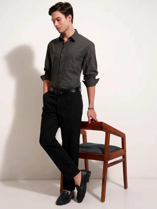 Highlander Men Charcoal Solid Relaxed Fit Casual Shirt