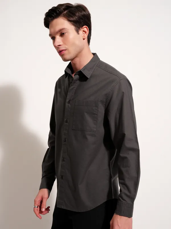 Highlander Men Charcoal Solid Relaxed Fit Casual Shirt