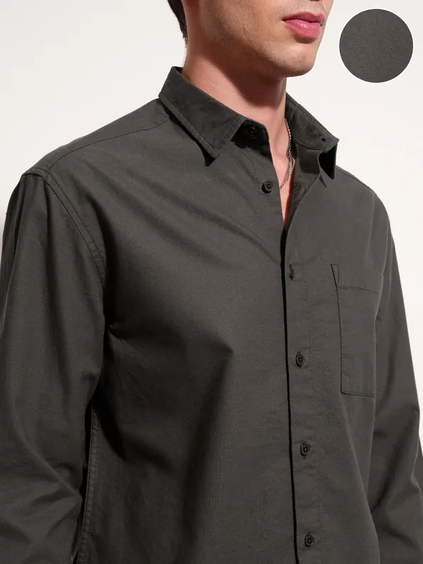 Highlander Men Charcoal Solid Relaxed Fit Casual Shirt