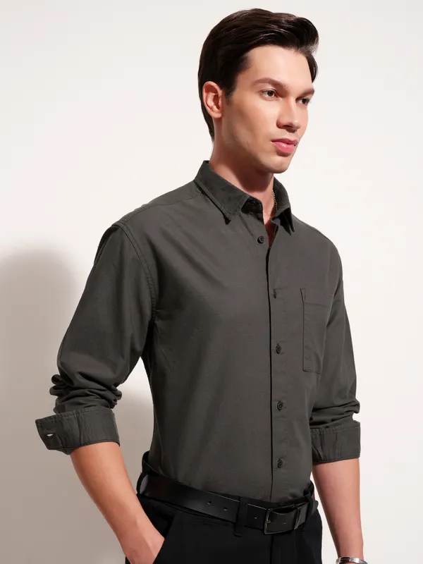 Highlander Men Charcoal Solid Relaxed Fit Casual Shirt