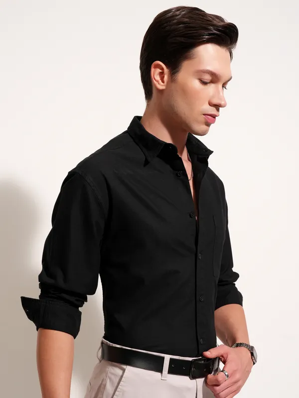 Highlander Men Black Solid Relaxed Fit Casual Shirt