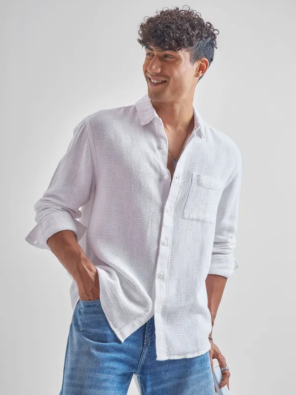 Highlander Men White Self Desgin Relaxed Fit Casual Shirt