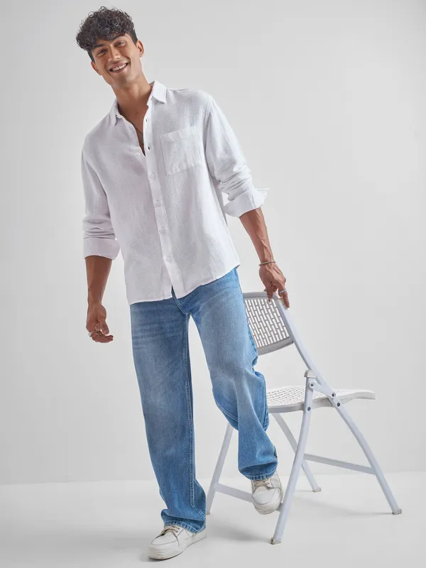 Highlander Men White Self Desgin Relaxed Fit Casual Shirt