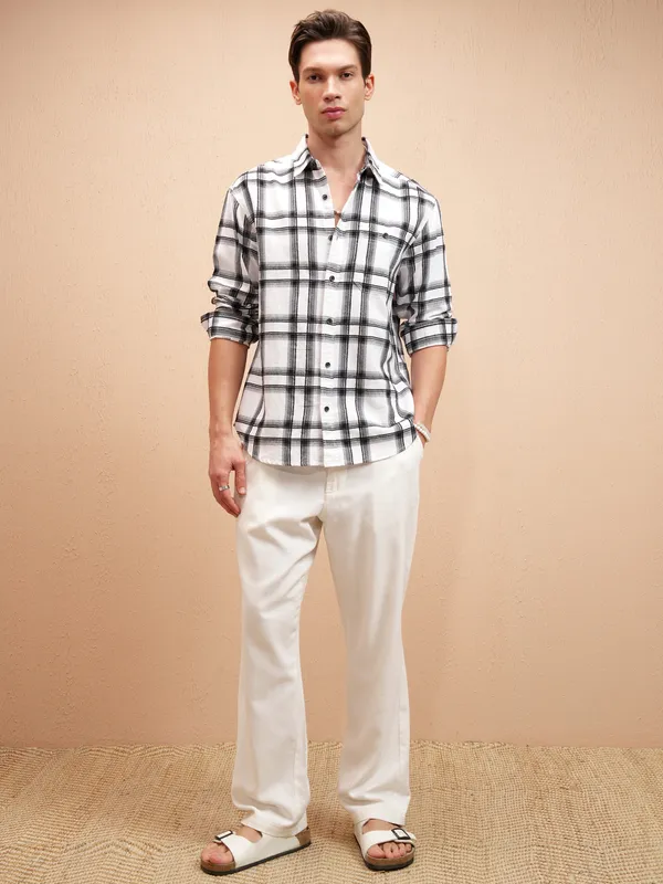 Highlander Men Off White Checked Relaxed Fit Casual Shirt