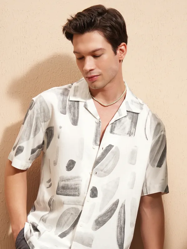 Highlander Men White Printed Relaxed Fit Casual Shirt