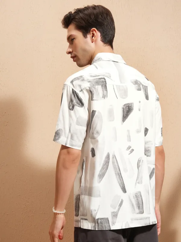 Highlander Men White Printed Relaxed Fit Casual Shirt