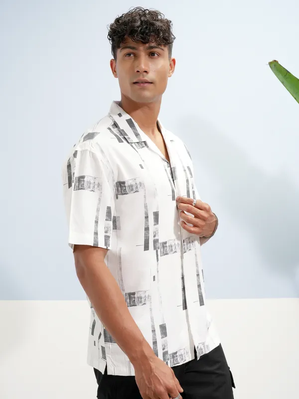 Highlander Men White Printed Relaxed Fit Casual Shirt