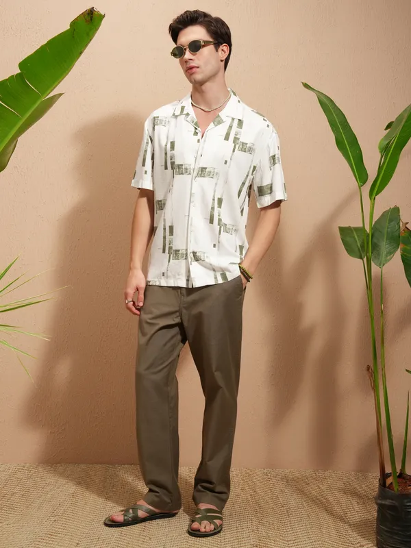 Highlander Men White Printed Relaxed Fit Casual Shirt