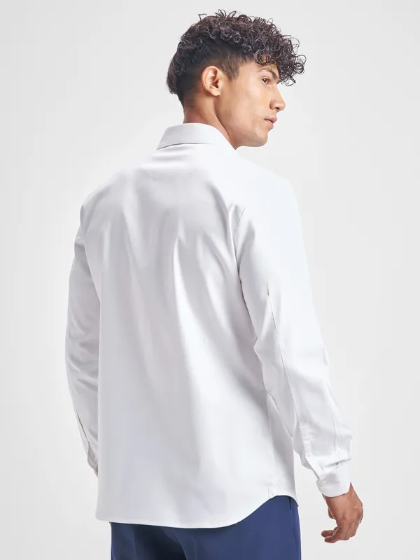 Highlander Men White Solid Slim Fit Casual Shirt