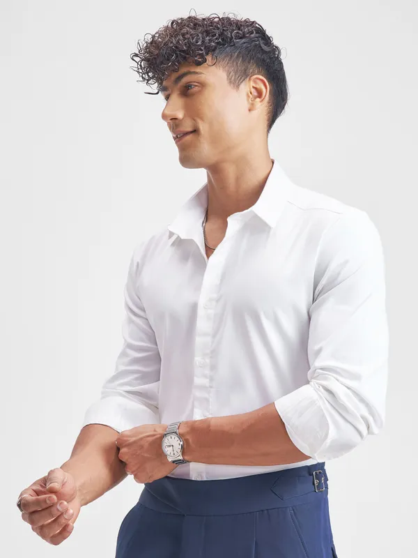 Highlander Men White Solid Slim Fit Casual Shirt