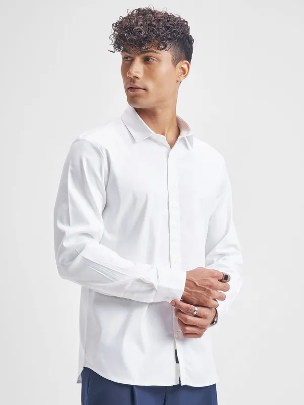 Highlander Men White Solid Slim Fit Casual Shirt