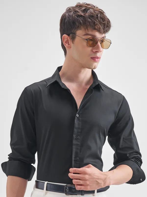 Highlander Men Black Solid Slim Fit Casual Shirt