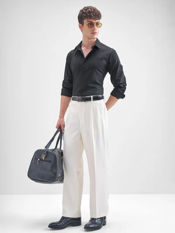 Highlander Men Black Solid Slim Fit Casual Shirt