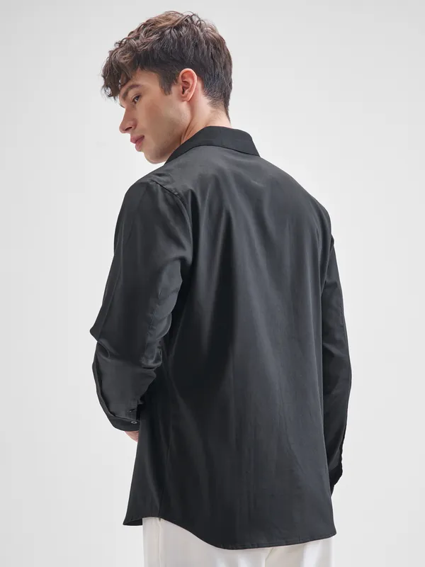 Highlander Men Black Solid Slim Fit Casual Shirt