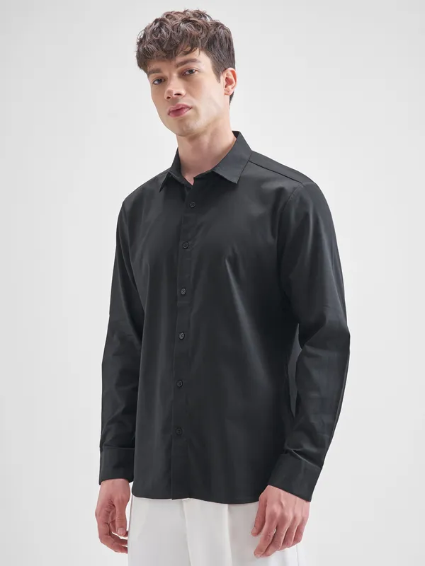 Highlander Men Black Solid Slim Fit Casual Shirt