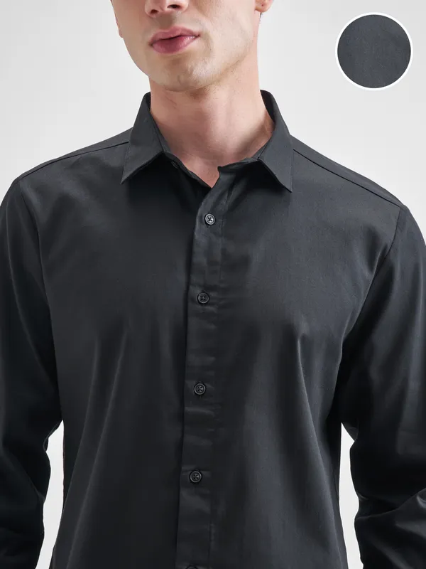 Highlander Men Black Solid Slim Fit Casual Shirt