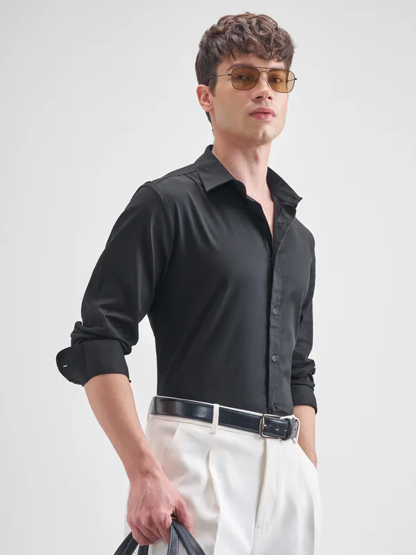 Highlander Men Black Solid Slim Fit Casual Shirt