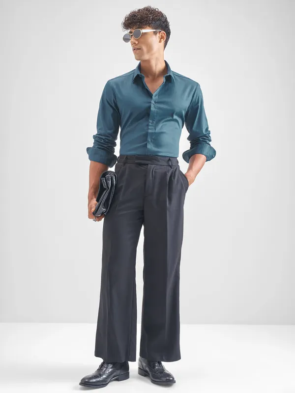 Highlander Men Teal Solid Slim Fit Casual Shirt