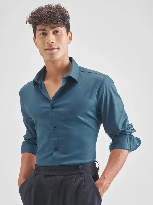 Highlander Men Teal Solid Slim Fit Casual Shirt