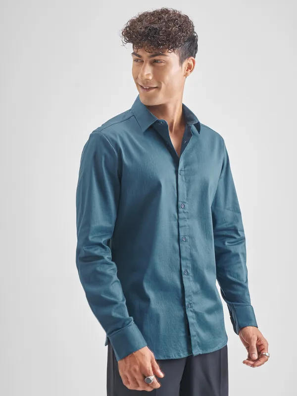 Highlander Men Teal Solid Slim Fit Casual Shirt