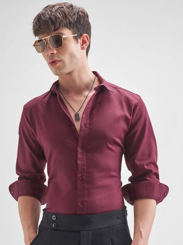 Highlander Men Burgundy Solid Slim Fit Casual Shirt