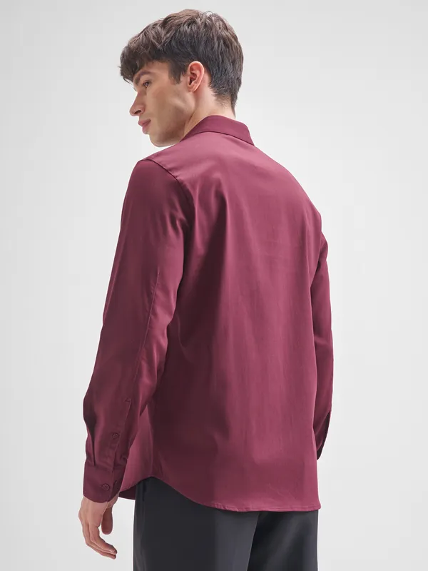 Highlander Men Burgundy Solid Slim Fit Casual Shirt