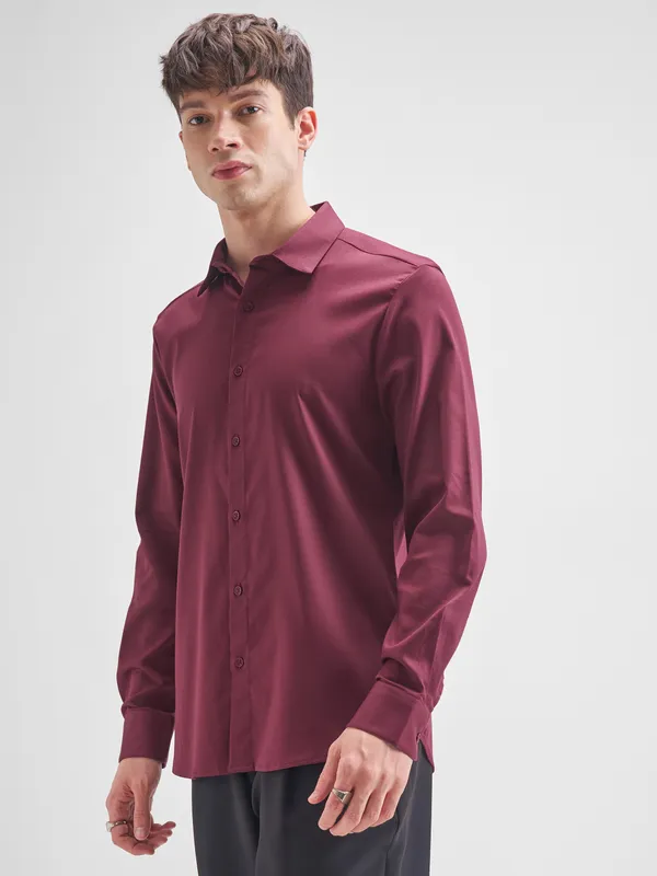 Highlander Men Burgundy Solid Slim Fit Casual Shirt