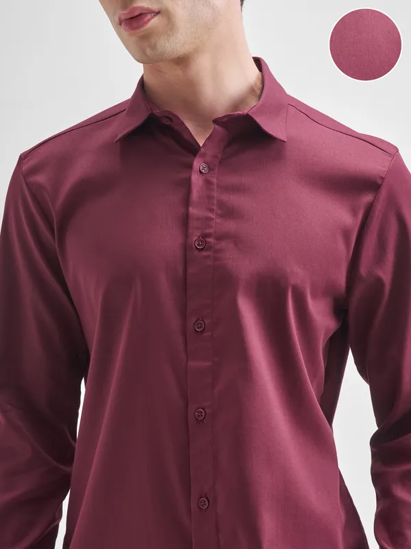 Highlander Men Burgundy Solid Slim Fit Casual Shirt