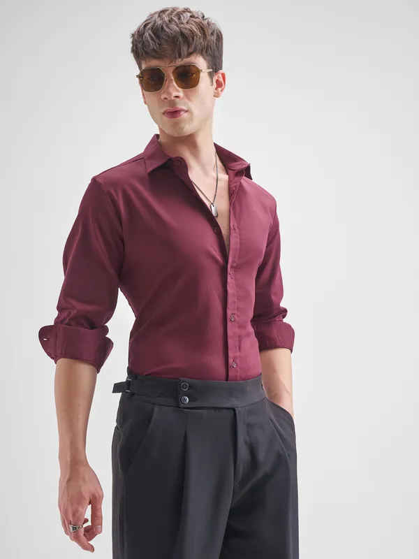 Highlander Men Burgundy Solid Slim Fit Casual Shirt