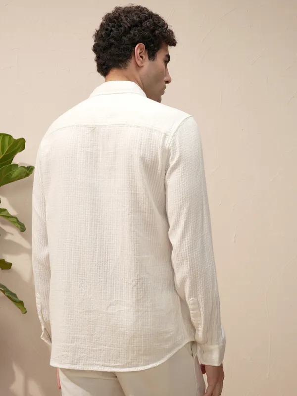 Highlander Men White Self Design Slim Fit Casual Shirt